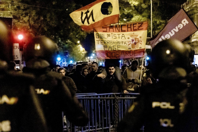 Varios manifestantes se enfrentan a la Policía durante una manifestación contra la amnistía frente a la sede del PSOE en Ferraz, a 19 de noviembre de 2023, en Madrid (España).