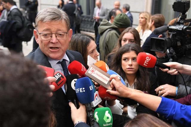 El secretario general del PSPV-PSOE, Ximo Puig, ofrece declaraciones a los medios a su llegada a la primera sesión del debate de investidura de Sánchez como presidente de Gobierno, en el Congreso de los Diputados, a 15 de noviembre de 2023, en Madrid (Esp