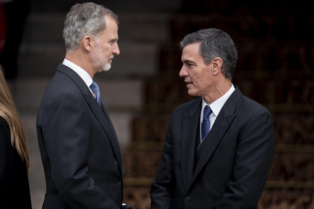 El Rey Felipe (i) y el presidente del Gobierno en funciones, Pedro Sánchez (d)