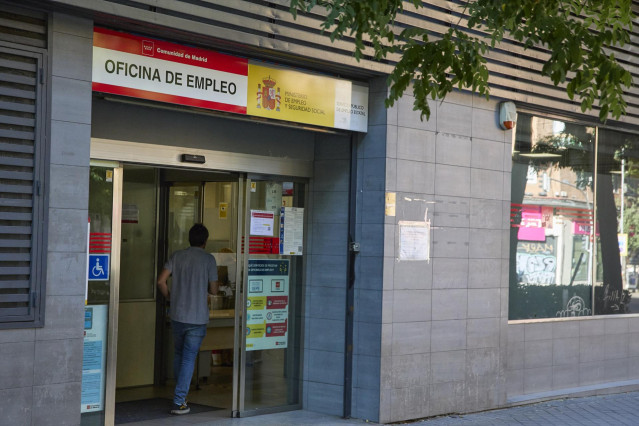 Archivo - Un hombre entra en una oficina de empleo, a 28 de julio de 2022, en Madrid (España).