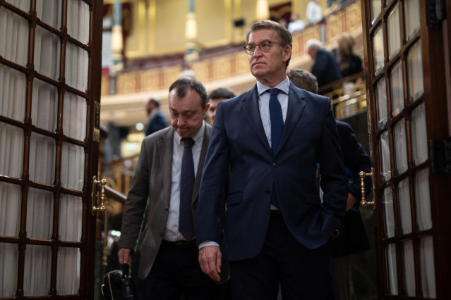 El líder del PP, Alberto Núñez Feijóo (1d), a su salida de una sesión plenaria, en el Congreso de los Diputados, a 28 de noviembre de 2023, en Madrid (España).