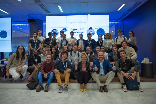 La responsable de Telefónica Open Innovation Campus, Almudena Moreno, y Alejandro Chinchilla, de la Red de Cátedras Telefónica, junto a un grupo de estudiantes de Universidad Politécnica de Madrid.