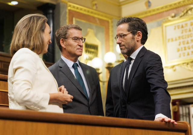 Archivo - (I-D) La portavoz del PP en el Congreso, Cuca Gamarra; el presidente del PP, Alberto Núñez Feijóo y el vicesecretario de Cultura y Sociedad Abierta del Partido Popular y diputado, Borja Sémper, a su llegada a una sesión plenaria, en el Congreso