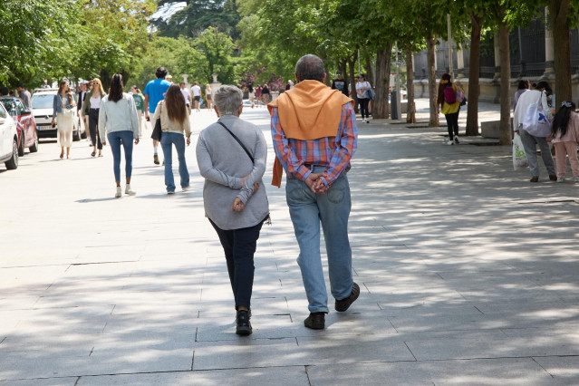 Archivo - Una pareja camina por Paseo del Prado, a 4 de junio de 2023, en Madrid (España).