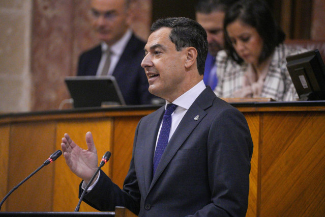 El presidente de la Junta de Andalucía, Juanma Moreno interviene en el pleno, a 29 de noviembre de 2023, en Sevilla, Andalucía (España). El presidente de la Junta de Andalucía, Juanma Moreno, abre la sesión del debate de la comunidad, acordado para los dí