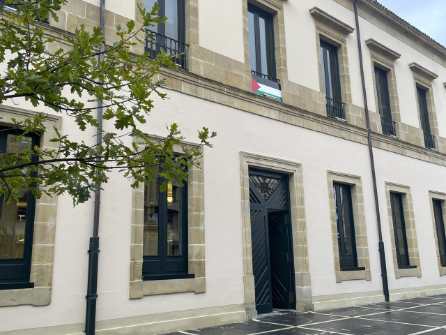 Cámara vasca coloca la bandera palestina en su fachada para conmemorar el Día de Solidaridad con el Pueblo de Palestina