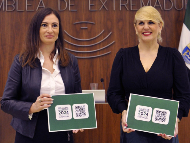 Lara Garlito y Elena Manzano, tras el registro del proyecto de presupuestos para 2024 en la Asamblea.
