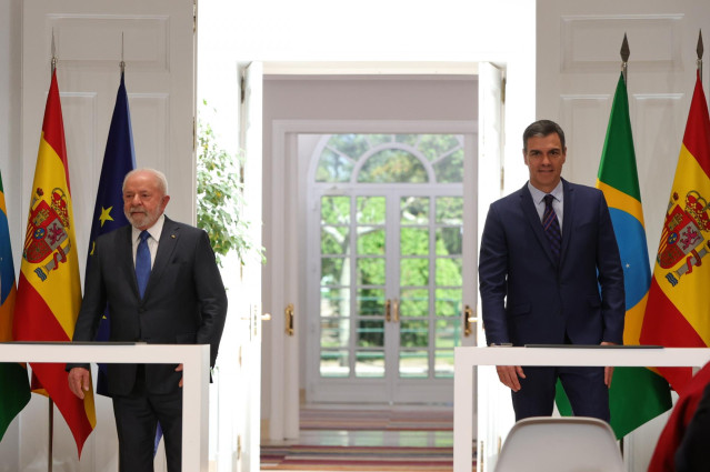 Archivo - El presidente del Gobierno, Pedro Sánchez (d), junto al presidente de la República Federativa de Brasil, Lula da Silva (i), en una rueda de prensa durante un viaje oficial a España, en el Palacio de La Moncloa