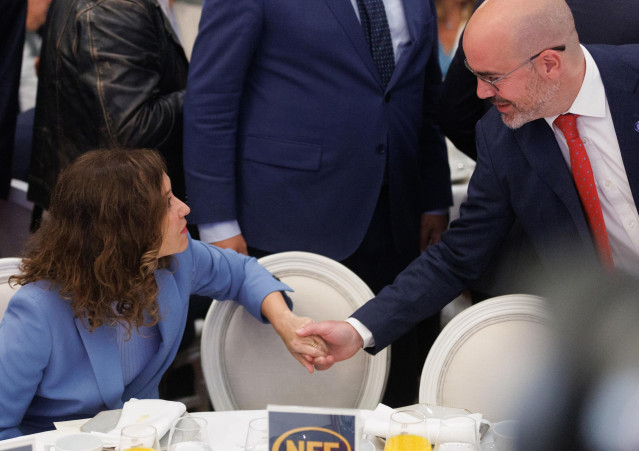 Archivo - La presidenta de la Comunidad de Madrid, Isabel Díaz Ayuso y el delegado del Gobierno en la Comunidad de Madrid, Francisco Martín, se saludan durante un desayuno informativo.
