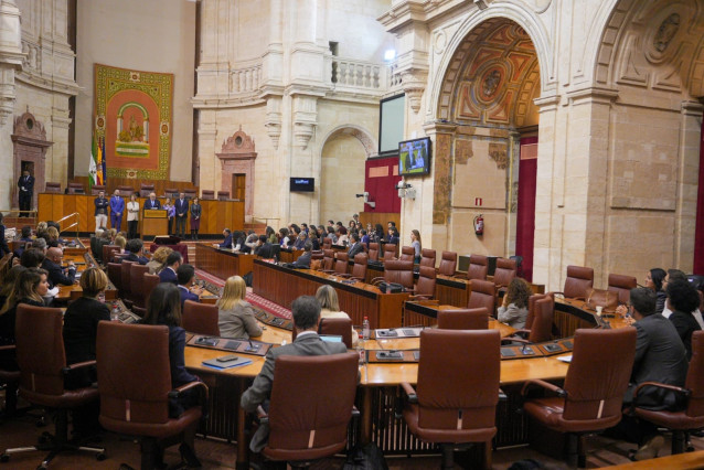 El presidente del Parlamento andaluz, Jesús Aguirre, lee un manifiesto contra la violencia de género en ausencia de diputados de Vox.