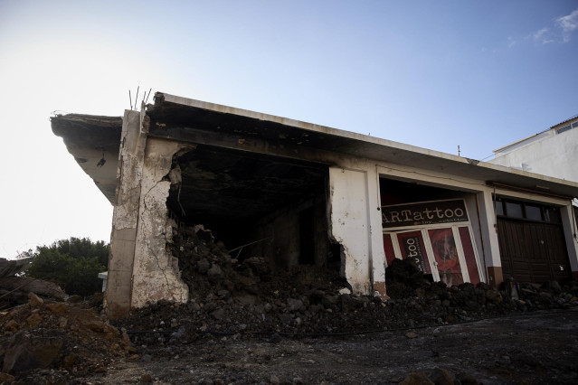 Archivo - Destrozos en establecimientos cercanos a la vía LP-213, de la carretera de Puerto Naos, a 24 de febrero de 2022, en Puerto Naos, La Palma, Canarias (España). La LP-213 une el núcleo urbano de Los Llanos de Aridane con Tajuya, Todoque y Puerto Na