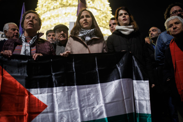 La secretaria general de Podemos, Ione Belarra (c), durante una concentración propalestina, en la Puerta del Sol, a 29 de noviembre de 2023, en Madrid (España).