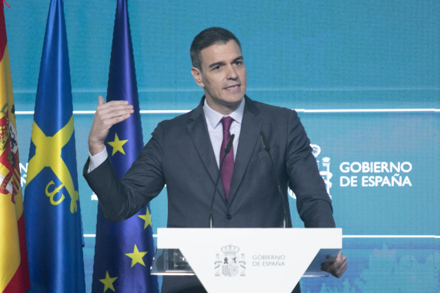 El presidente del Gobierno, Pedro Sánchez, realiza unas declaraciones tras el viaje inaugural de la alta velocidad de Madrid a Asturias, en la estación de Oviedo, a 29 de noviembre de 2023, en Oviedo, Asturias (España).