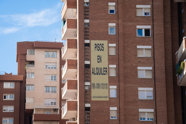 Archivo - Cartel de alquiler de viviendas en la fachada de un edificio, a 31 de diciembre de 2022, en Barcelona, Cataluña (España).