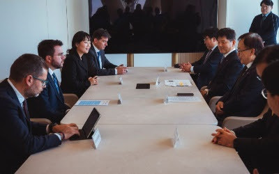 El presidente de la Generalitat, Pere Aragonès, se reúne con representantes de Lotte Energy Materials