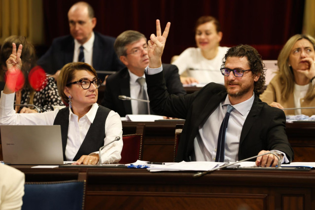 El portavoz del PP en Baleares, Sebastià Sagreras, durante una votación en un pleno del Parlament balear.