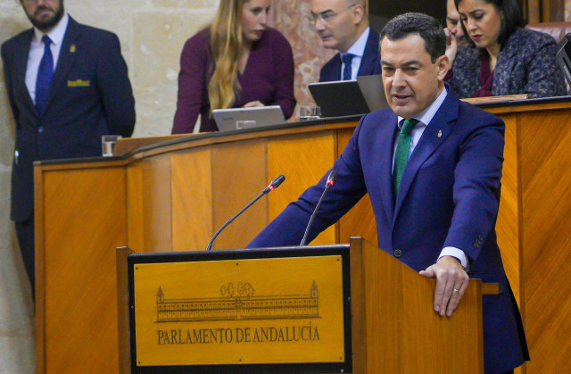 El presidente de la Junta de Andalucía, Juanma Moreno, interviene en el debate, a 30 de noviembre de 2023, en Sevilla, Andalucía (España).