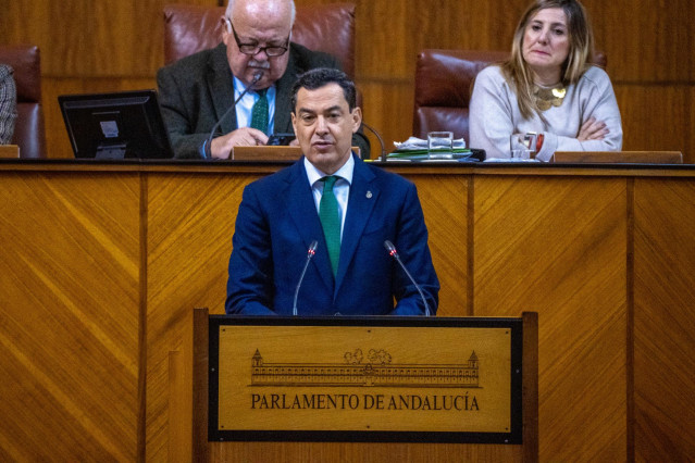 El presidente de la Junta de Andalucía, Juanma Moreno interviene en el debate, a 30 de noviembre de 2023, en Sevilla, Andalucía (España). Continuación de la sesión plenaria con la segunda jornada del Debate sobre el Estado de la Comunidad en el que interv