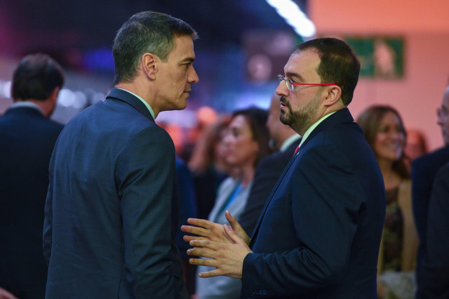 Pedro Sánchez y Adrián Barbón, este miércoles en la inauguración de la variante ferroviaria de Pajares