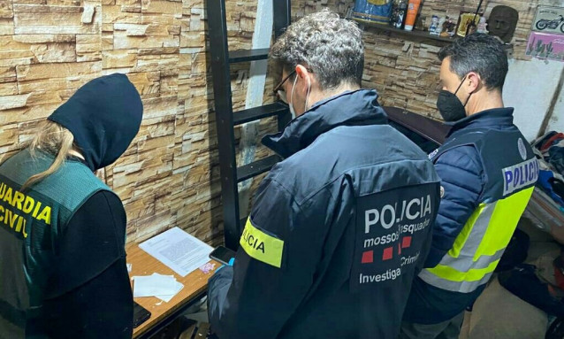 Archivo - Imagen de tres agentes de la Policía Nacional, la Guardia Civil y los Mossos d'Esquadra.