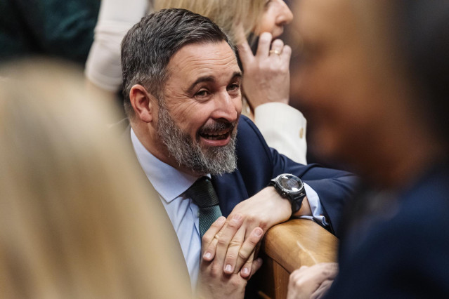 El líder de VOX, Santiago Abascal, conversa a su llegada a la Solemne Sesión de Apertura de las Cortes Generales de la XV Legislatura, en el Congreso de los Diputados.