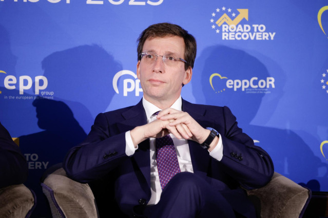 El alcalde de Madrid, José Luis Martínez-Almeida, durante una conferencia del Partido Popular Europeo, en el Hotel Grand Marina, a 27 de noviembre de 2023, en Barcelona, Catalunya  (España).
