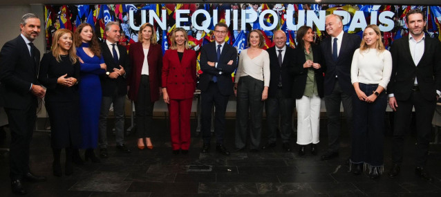 El líder del PP, Alberto Núñez Feijóo, posa con su nuevo tras la remodelación que ha acometido en la cúpula del PP.
