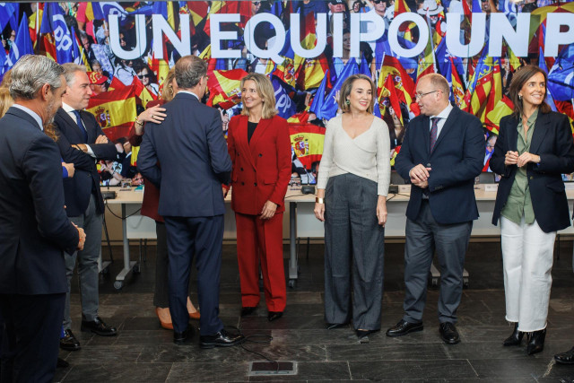 El presidente del Partido Popular, Alberto Núñez Feijóo (3i), saluda a su llegada a la reunión del Comité Ejecutivo Nacional, en la sede del PP, a 30 de noviembre de 2023, en Madrid (España). Durante el comité, han ratificado los cambios propuestos en la