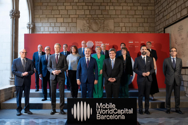 Los miembros del patronato de la Mobile World Capital Barcelona este jueves en el Ayuntamiento de Barcelona