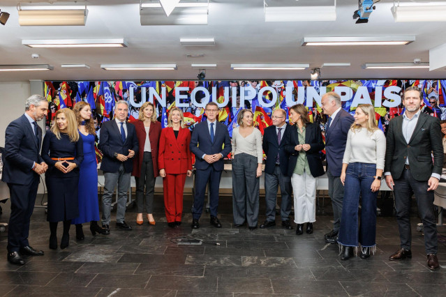 El presidente del Partido Popular, Alberto Núñez Feijóo (c), posa a su llegada a la reunión del Comité Ejecutivo Nacional, en la sede del PP, a 30 de noviembre de 2023, en Madrid (España). Durante el comité, han ratificado los cambios propuestos en la cúp