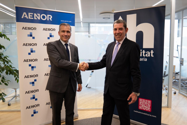 De izquierd a derecha: el consejero delegado de Aenor, Rafael García Meiro, y el consejero delegado de Habitat Inmobiliaria, Carlos Saz.
