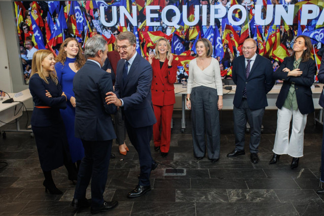 El presidente del Partido Popular, Alberto Núñez Feijóo (4i), saluda a su llegada a la reunión del Comité Ejecutivo Nacional, en la sede del PP, a 30 de noviembre de 2023, en Madrid (España). Durante el comité, han ratificado los cambios propuestos en la