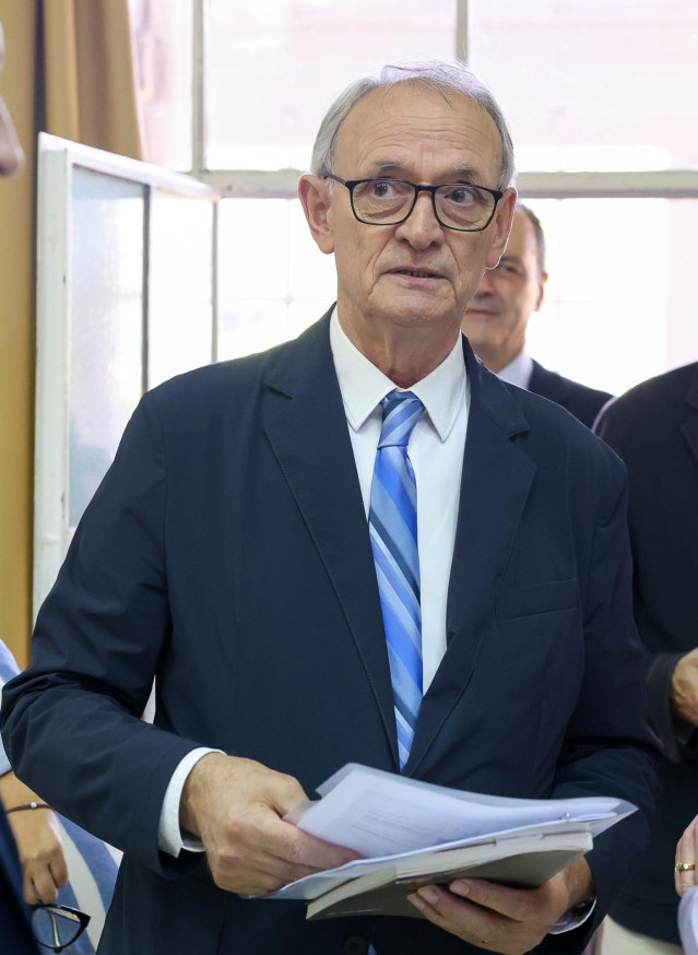 Archivo - El presidente del CES de España, Antón Costas Comesaña, a su llegada al curso 'Retos de la presidencia española ante la agenda social y económica de la Unión Europea', en los Cursos de Verano de El Escorial, a 17 de julio de 2023, en San Lorenzo