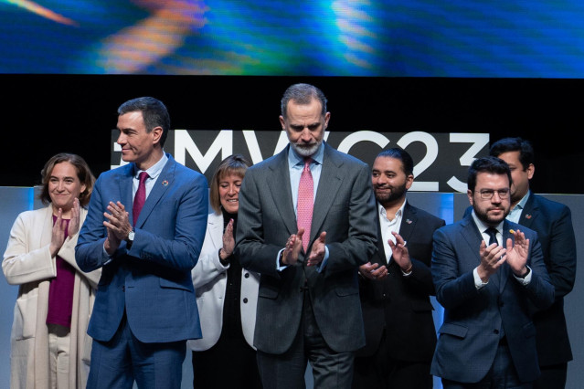 Archivo - La alcaldesa de Barcelona, Ada Colau (1i); el presidente del Gobierno, Pedro Sánchez (2i); la presidenta de la Diputación de Barcelona, Núria Marín (3i); el Rey Felipe VI (c), y el presidente de la Generalitat, Pere Aragonès (1d), aplauden duran