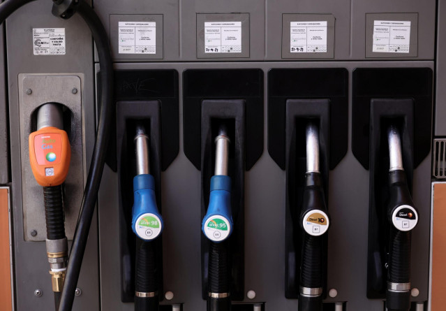 Archivo - Varias mangueras de carburante, en una gasolinera, a 28 de octubre de 2021, en Madrid (España).