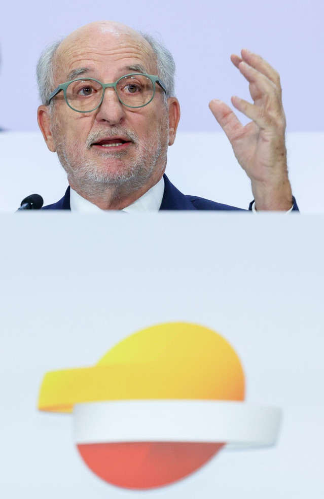 Archivo - El presidente de Repsol, Antonio Brufau, durante la junta General de Accionistas de Repsol, en el Palacio Municipal de Congresos de Madrid, a 25 de mayo de 2023, en Madrid (España). La junta general de accionistas de Repsol, que se celebra en se