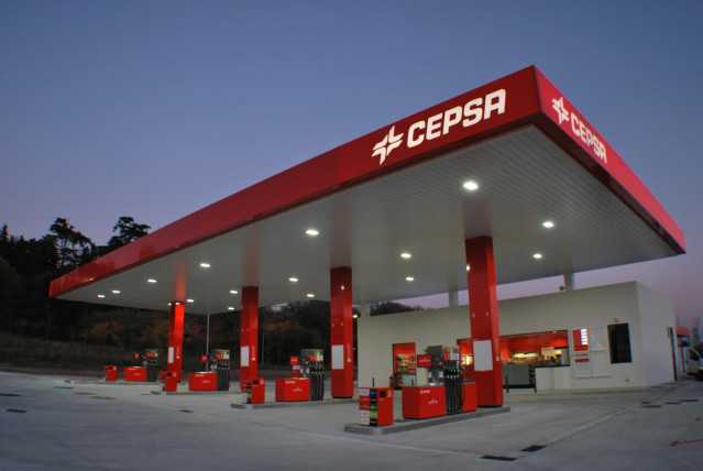 Archivo - Una estación de servicio de Cepsa