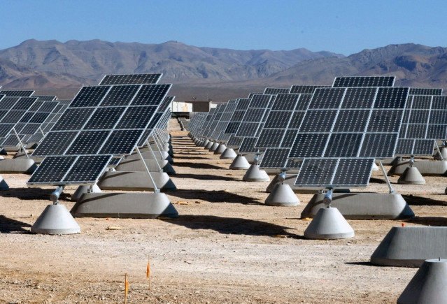 Archivo - Paneles solares.