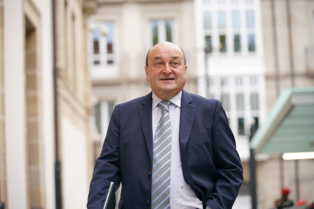 Archivo - El presidente del EBB de EAJ-PNV, Andoni Ortuzar, a su llegada al último pleno de Política General de la Legislatura del Gobierno vasco, en el Parlamento vasco, a 14 de septiembre de 2023, en Vitoria-Gasteiz, Álava, País Vasco (España)