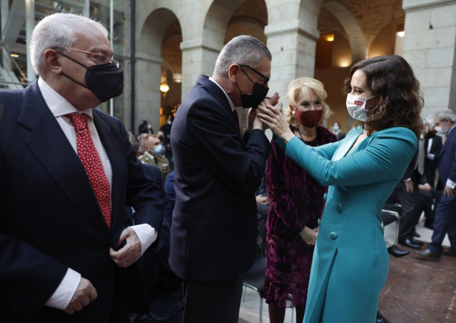 Archivo - (I-D) El expresidente de la Comunidad de Madrid, Joaquín Leguina; el exalcalde de Madrid, Alberto Ruiz-Gallardón que saluda a la presidenta de la Comunidad de Madrid, Isabel Díaz Ayuso y la expresidenta de la Comunidad de Madrid, Esperanza Aguir