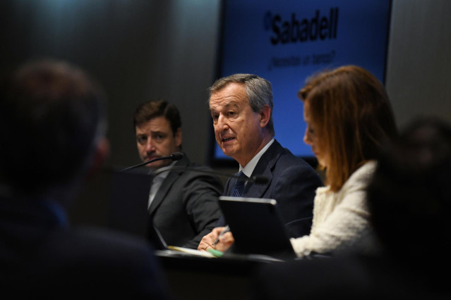 Archivo - El director financiero de Banco Sabadell, Leopoldo Alvear; el consejero delegado del Banco Sabadell, César González-Bueno.