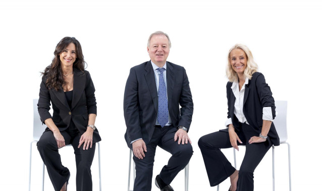 Archivo - Emma Antolín, vicepresidenta de Antolin a partir de enero de 2024, junto a su primo y presidente de la compañía, Ernesto Antolín, y su hermana y actual vicepresidenta, María Helena Antolín.