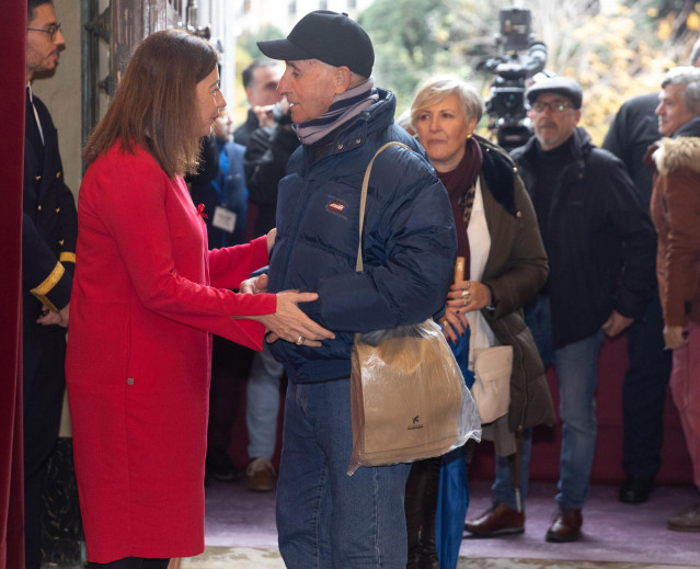 La presidenta del Congreso, Francina Armengol, saluda a Teo, el primer ciudadano que ha entrado al Congreso durante la Jornada de Puertas Abiertas en el Congreso de los Diputados.