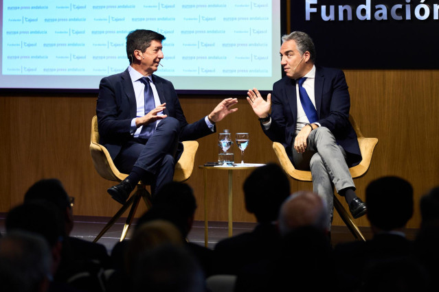 El presidente del Consejo Económico y Social (CES) de Andalucía, Juan Marín, (i) junto al vicesecretario de Política Autonómica y Municipal y Análisis Electoral del PP, Elías Bendodo, (d) durante el desayuno informativo de Europa Press en la Fundación Caj