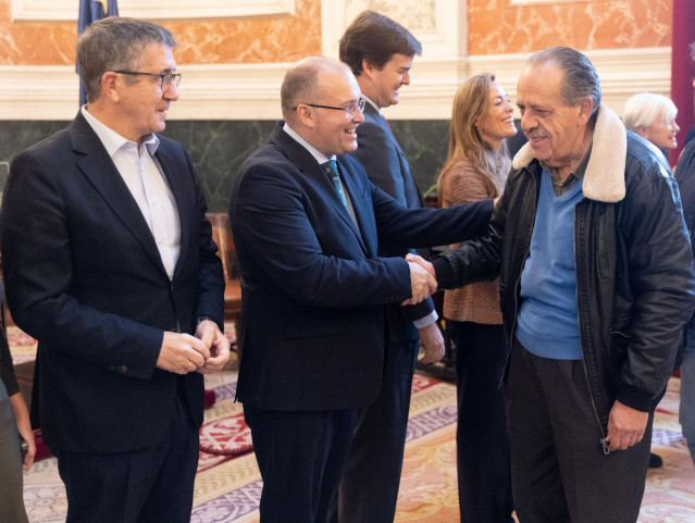 El portavoz del PSOE en el Congreso, Patxi López (i) y el portavoz del PP en el Congreso, Miguel Tellado (d), saludan a un hombre durante la I Jornada de Puertas Abiertas en el Congreso de los Diputados, a 1 de diciembre de 2023, en Madrid (España). Las j