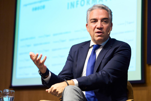 El vicesecretario de Política Autonómica y Municipal y Análisis Electoral del PP, Elías Bendodo, durante el desayuno informativo de Europa Press en la Fundación Cajasol, a 1 de diciembre de 2023 en Sevilla (Andalucía, España). El vicesecretario de Polític