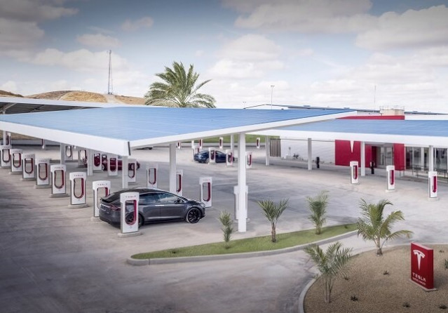 Archivo - Coche de Tesla cargando