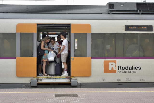 Archivo - Varias personas en el interior de un tren en Vilanova i la Geltrú, una de las estaciones afectadas, a 16 de agosto de 2023, en Vilanova i la Geltrú, Barcelona, Catalunya (España). Este martes 15 de agosto, descarriló un tren Talgo en la estación