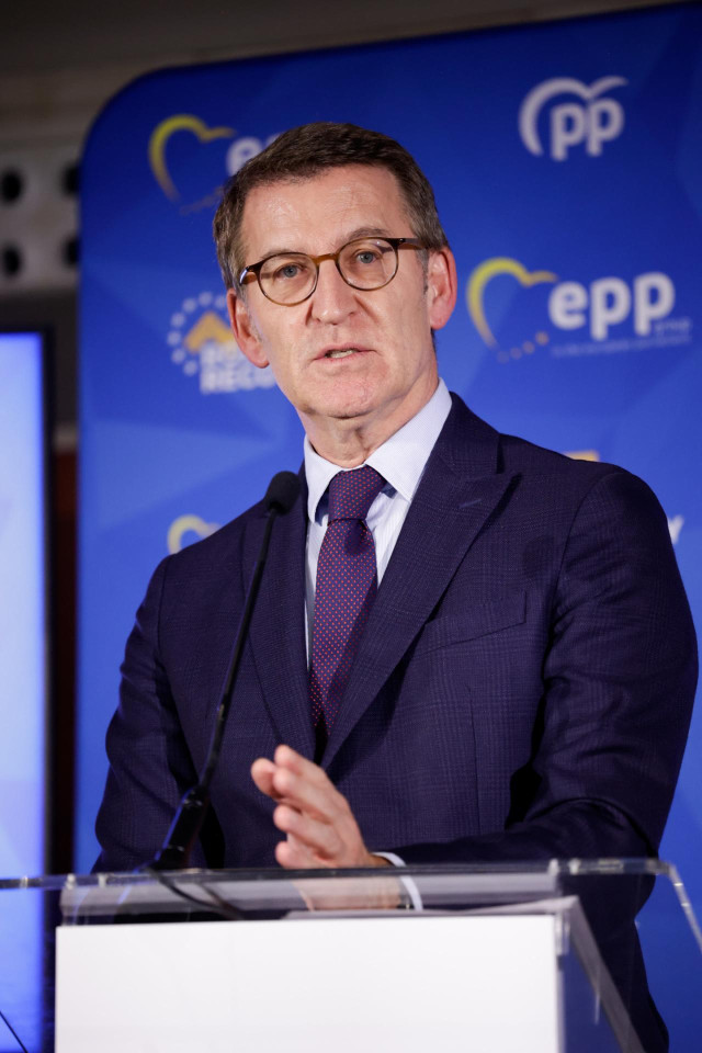 El presidente del PP, Alberto Núñez Feijóo, interviene durante una conferencia del Partido Popular Europeo, en el Hotel Grand Marina, a 27 de noviembre de 2023, en Barcelona, Catalunya (España). El Partido Popular Europeo (PPE) celebra un acto en Barcelon