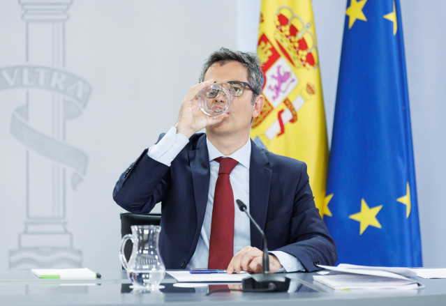 Archivo - El ministro de la Presidencia, Relaciones con las Cortes y Memoria Democrática, Félix Bolaños, bebe agua durante una rueda de prensa posterior a la reunión del Consejo de Ministros, en el Palacio de La Moncloa, a 6 de junio de 2023, en Madrid (E